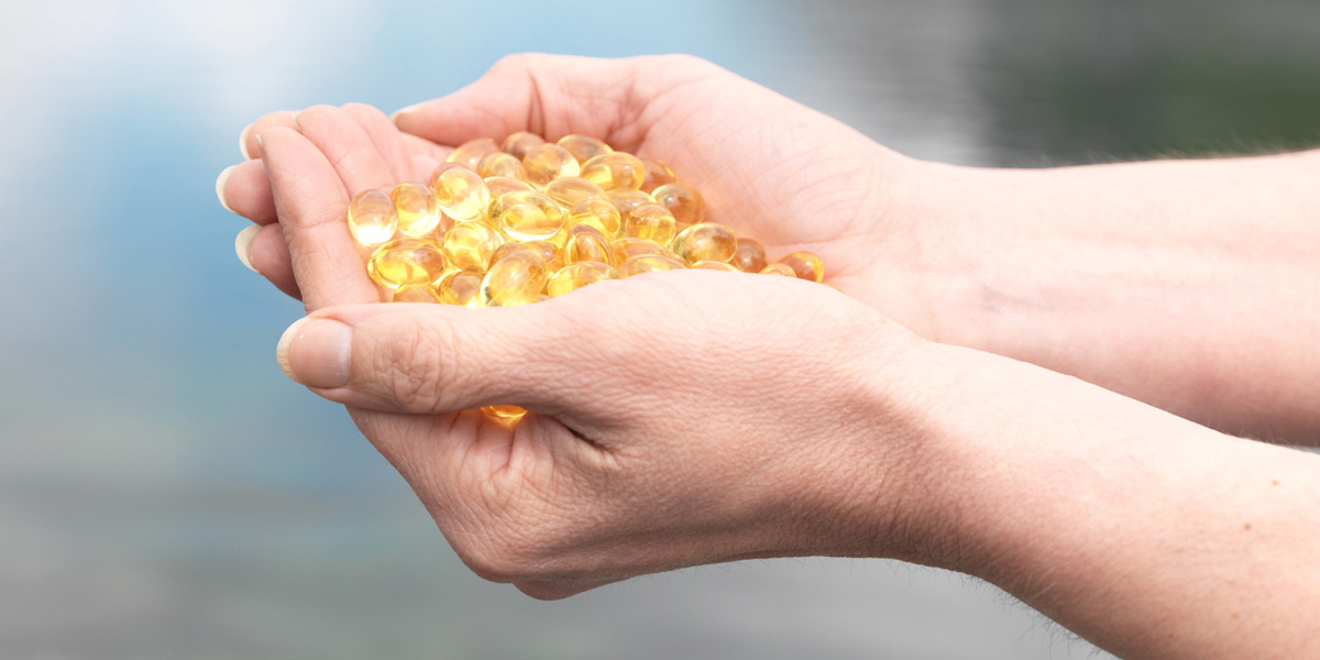 VL_VL_ALL_1200x600_1907_Hands_Holding_Omega3.jpg