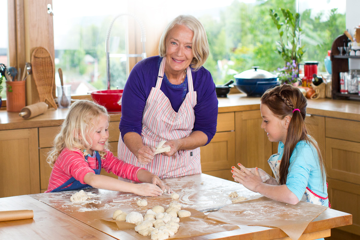 VL_ALL_1200x800_Ruth_Engelstad_baker_med_barnebarn_Vitaelab.jpg