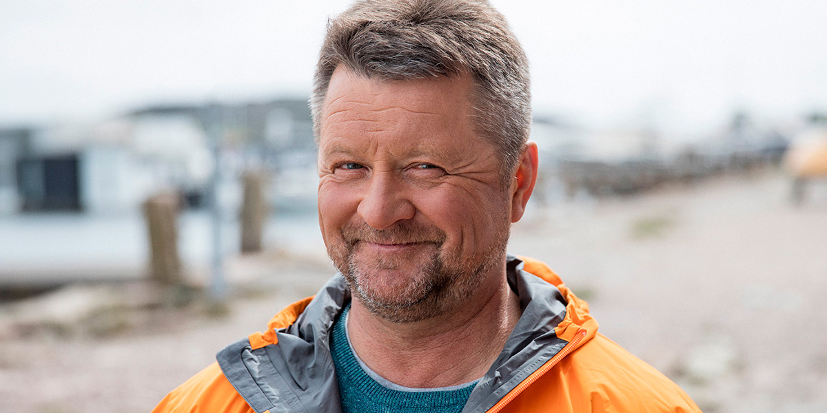 VL_VL_ALL_1200x600_1907_Stig_Strand_Orangejacket_Summer_Closeup.jpg